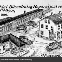 Tegning, Reklame, Brumunddal Bilcentral Og Reparasjonsverksted, Bensinstasjon, Innehaver Brÿdrene Sandbakken, Furnesvegen. Tegnet Av M.Antvort 1935.
"Ÿverby-Sandbakkengârden" 
Se Minner Fra Furnes, Furnes Historielag 1998, Av Tordis Skyberg, Side 129